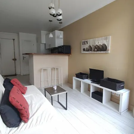Studio Near Montmartre And Place De Clichy, Bright Sunny 4th Floor Paris