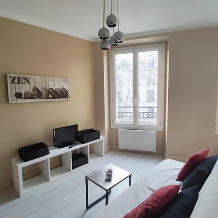 Studio Near Montmartre And Place De Clichy, Bright Sunny 4th Floor * Paris